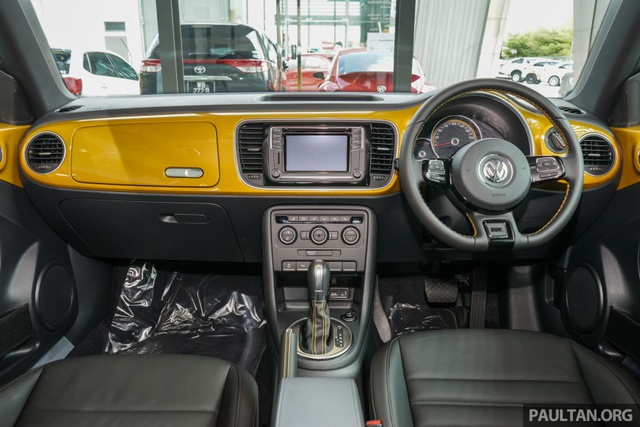 
Bên trong Volkswagen Beetle Dune có những điểm nhấn màu vàng như bảng táp-lô, mặt cửa cùng chỉ khâu trên vô lăng, cần số, cần phanh tay và thảm sàn. 
