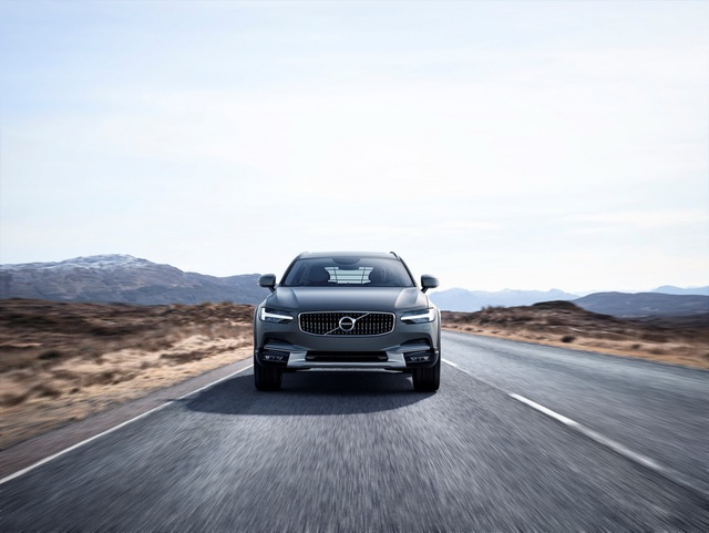 Theo hãng xe Thụy Điển, V90 Cross Country là mẫu xe quan trọng trong dòng sản phẩm của Volvo. Đây là mẫu xe dành cho những khách hàng có phong cách sống trải nghiệm. Nói cách khác, khách mua Volvo V90 Cross Country là những người thỉnh thoảng sẽ đi off-road.