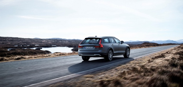 Volvo V90 Cross Country không chỉ mang thiết kế thanh lịch của V90 mà còn an toàn, tiện nghi, có khả năng vận hành ấn tượng, thậm chí đi off-road, hãng xe Thụy Điển khẳng định.