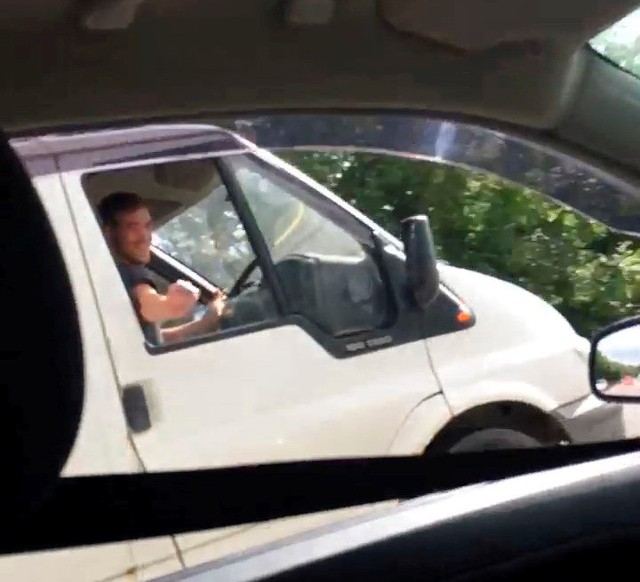 
Anh chàng tài xế đưa danh thiếp cho cô gái trên cao tốc. Ảnh cắt từ video
