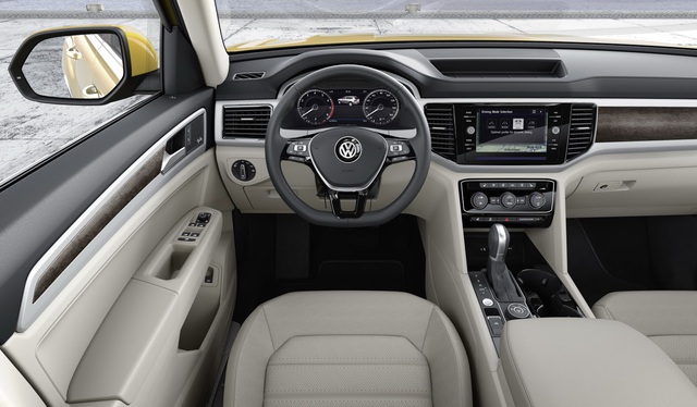 
Bên trong Volkswagen Atlas 2018 xuất hiện khoang lái kỹ thuật số cùng hệ thống thông tin giải trí Car-Net, hỗ trợ ứng dụng Apple CarPlay và Android Auto. Thêm vào đó là dàn âm thanh Fender cao cấp với công suất 480 W và 12 loa.
