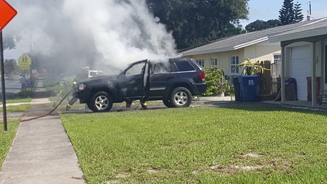 
Chiếc Jeep Grand Cherokee bốc cháy ngay trước sân nhà.
