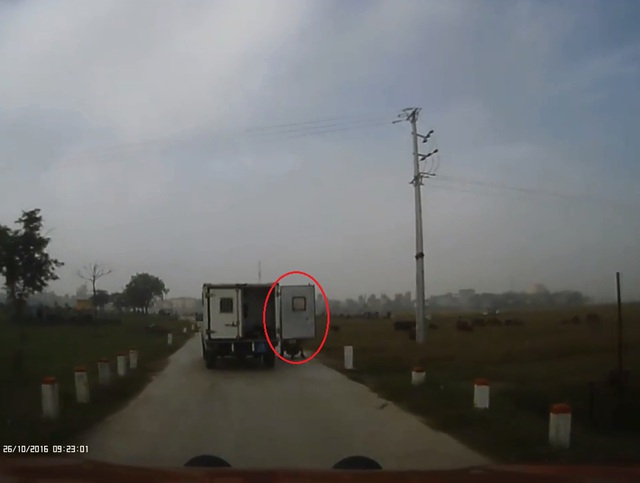 
Cánh cửa mở tung ra...
