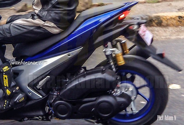 
Ngoài ra, chiếc Yamaha NVX 150 trên đường thử còn được trang bị bộ vành đúc màu xanh dương tông xuyệt tông với đường kính 14 inch. Vành đi kèm lốp có kích thước khoảng 110/70 trước và 140/70 khá lớn.
