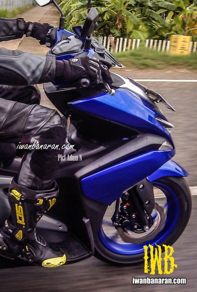 
Khi chạy trên đường thử, Yamaha NVX 150 không hề được ngụy trang. Do đó, người hâm mộ có thể biết rõ thiết kế của mẫu xe ga sắp ra mắt thị trường Đông Nam Á nói chung và Việt Nam nói riêng. Qua hình ảnh trên đường thử, có thể thấy Yamaha NVX 150 mới sở hữu thiết kế góc cạnh và nam tính. Chiếc NVX 150 chạy trên đường thử tại Indonesia được sơn màu xanh dương giống xe đua MotoGP của Yamaha và không có tem.
