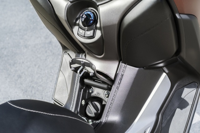 
Đặc biệt, Yamaha X-Max 300 2017 được trang bị hệ thống khởi động máy không cần chìa khóa Smart Key mới như ô tô. Ngay bên dưới ổ khóa là bình nhiên liệu 13 lít, giúp người lái không cần phải xuống xe khi đi đổ xăng.
