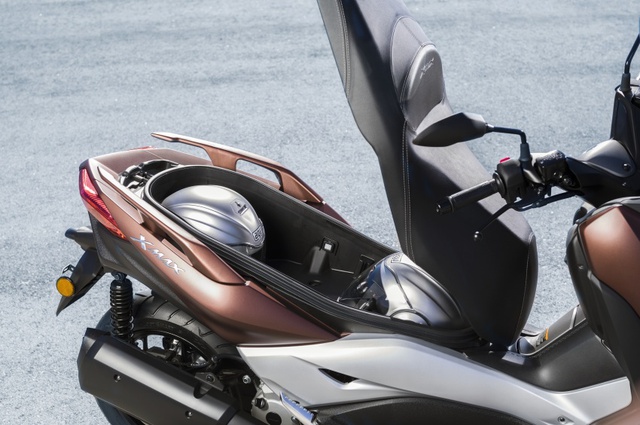 
Bên dưới yên đôi liền mảnh là cốp chứa đồ rộng rãi, đủ chỗ cho 2 chiếc mũ bảo hiểm trùm đầu và những vật dụng khác. Thậm chí, cốp của Yamaha X-Max 300 2017 còn có thể chứa cả máy tính xách tay.
