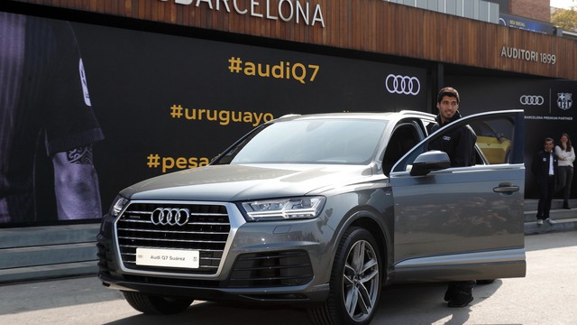 
Luiz Suarez bên chiếc Audi Q7 của mình
