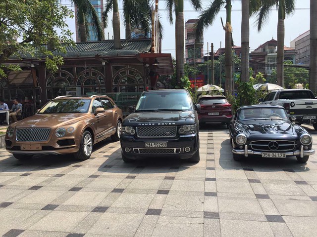 
Chiếc Bentley Bentayga chính hãng đầu tiên tại Việt Nam nằm bên cạnh cặp đôi Range Rover và Mercedes-Benz cổ tại bãi đỗ xe của khách sạn The Vissai Ninh Bình.
