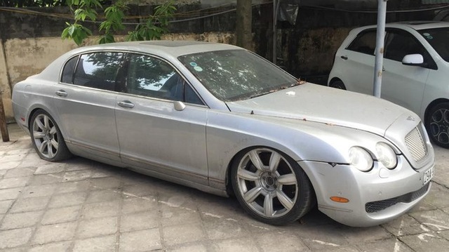 
Một chiếc Bentley Continental Flying Spur bị bỏ rơi tại Hà Nội với ngoại thất đóng bụi dày đặc và bị hư hỏng nặng.
