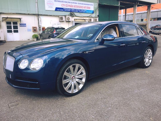 Bentley Flying Spur V8 màu lạ cập bến Việt Nam - Ảnh 1.