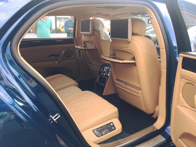 Bentley Flying Spur V8 màu lạ cập bến Việt Nam - Ảnh 5. Bentley Flying Spur V8 màu lạ cập bến Việt Nam - Ảnh 5.