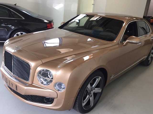 
So với phiên bản tiêu chuẩn, Bentley Mulsanne Speed 2015 nổi bật với bộ la-zăng 21 inch, 5 cánh xoắn theo 2 chiều khác nhau, logo phiên bản Speed được dập nổi trên nẹp kim loại 2 bên sườn xe, ngoài ra, dòng chữ Speed được in ngay dưới bệ cửa của xe cũng là dấu hiệu nhận biết đơn giản.
