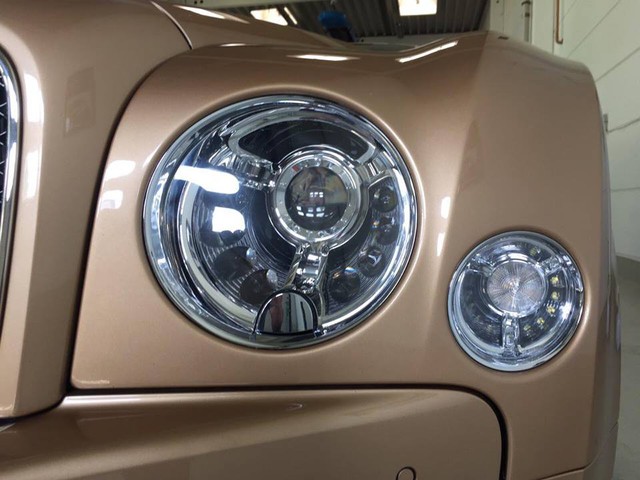 
Có thể thấy bên cạnh thiết kế sang trọng và một nội thất quý tộc của mẫu xe siêu sang, những chiếc Bentley Mulsanne Speed còn khiến giới nhà giàu phấn khích hơn khi sở hữu sức mạnh đáng gớm chỉ mất chưa đầy 5 giây có thể tăng tốc 0-100 km/h.
