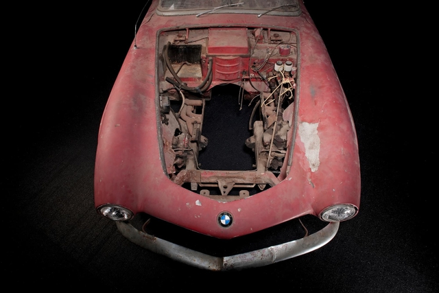 
Phần khung xe BMW 507 đã bị cắt xẻ để đặt vừa động cơ của Chevrolet.
