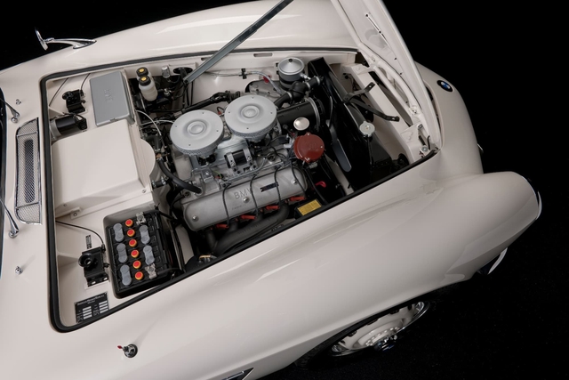 
Khối động cơ nguyên bản của BMW 507 được phục hồi lại một cách hoàn hảo.
