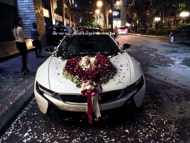Đây không phải là đám cưới đầu tiên tại Việt Nam có sự góp mặt của chiếc xe BMW i8 trong vai trò xe rước dâu, trước đó, vài đám cưới tại Sài thành và Hà Nội cũng thu hút giới truyền thông trong nước khi chiếc xe thể thao đình đám xuất hiện lộng lẫy trong vai trò xe đưa dâu. Ngoài ra, những chiếc BMW i8 còn gây ấn tượng khi được các soái ca tại Đà Nẵng dùng làm món quà mừng sinh nhật cho vợ.