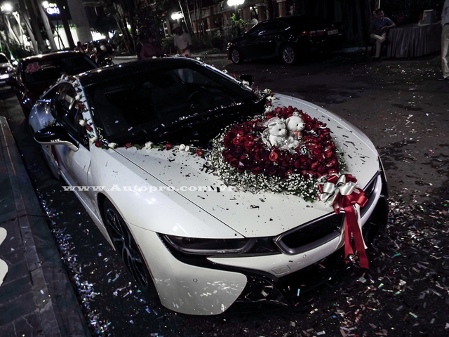 Một đám cưới vừa diễn ra tại Hải Phòng thu hút khá nhiều sự chú ý của giới săn xe tại đây khi có sự xuất hiện của chiếc xe thể thao tiền tỷ BMW i8.