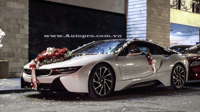 
Chiếc BMW i8 xuất hiện trong đám cưới thiếu gia Hải Phòng sở hữu gam màu trắng muốt, ngoài ra, các điểm nhấn như viền lưới tản nhiệt, bên hông hay đuôi xe sơn màu bạc.
