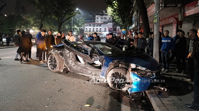 
Vụ tai nạn thứ 2 xảy ra vào rạng sáng ngày 5/2/2016, còn kinh khủng hơn khi chiếc BMW i8 gần như bị biến dạng hoàn toàn.
