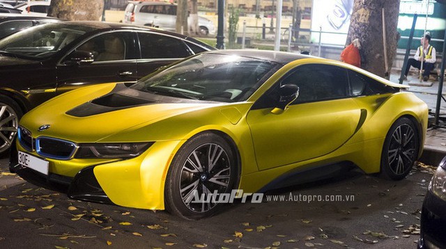 Màu vàng xước cũng được một tay chơi Hà thành chọn làm bộ áo cho chiếc BMW i8 này.