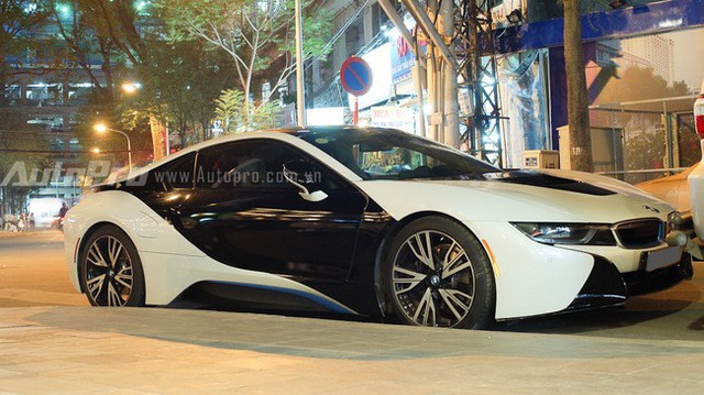 Nguyên bản chiếc BMW i8 này có ngoại thất trắng muốt, nhưng một tiểu thư 8X tại Sài thành đã dán thêm đề-can màu đen bóng ở hai bên cửa hình cánh bướm để tạo sự khác biệt.