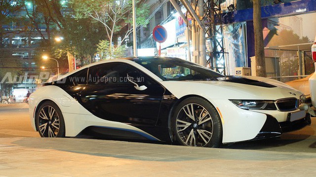 
Nguyên bản chiếc BMW i8 này có ngoại thất trắng muốt, nhưng một tiểu thư 8X tại Sài thành đã dán thêm đề-can màu đen bóng ở hai bên cửa hình cánh bướm để tạo sự khác biệt.
