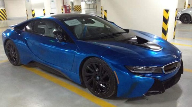 
BMW i8 của thiếu gia sinh năm 1997 nổi bật trong bộ áo crôm. Tuy nhiên, chỉ vài ngày sau thay áo, chiếc xe thể thao tiền tỷ đã gặp nạn lần 2 và đến nay bị vứt xó trong một garage tại Hà thành.
