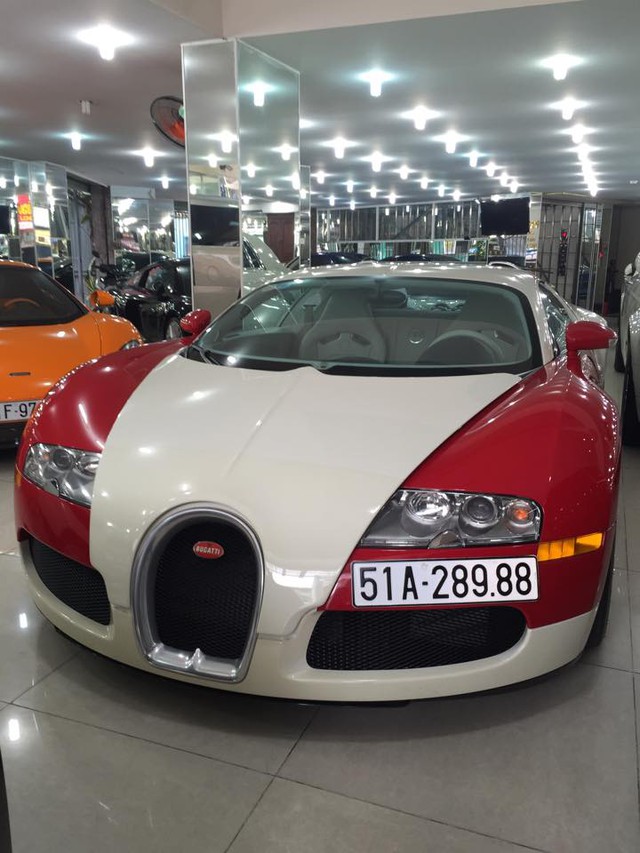 
Bugatti Veyron của đại gia Minh Nhựa vừa xuất hiện trong công ty nhập khẩu siêu xe ở quận 5.
