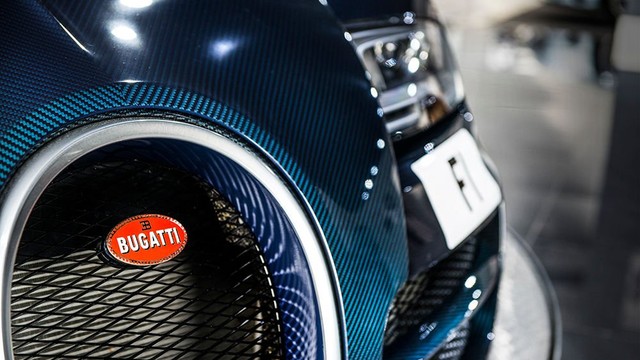 
Không giống những chiếc Bugatti Veyron Super Sport xuất hiện trước đó, ông hoàng tốc độ này có ngoại thất khá hiếm gặp màu xanh carbon và chỉ có 3 chiếc sở hữu bộ áo này.
