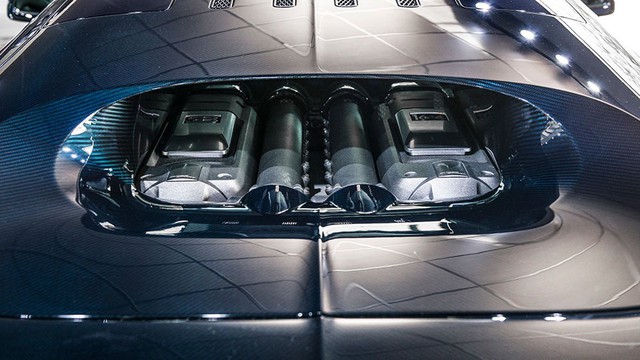 
Trái tim của Bugatti Veyron Super Sport là khối động cơ W16, dung tích 8.0 lít, đi kèm 4 bộ tăng áp, sản sinh công suất tối đa 1.200 mã lực. Ông hoàng tốc độ chỉ mất 2,8 giây để tăng tốc lên 100 km/h từ vị trí xuất phát trước khi đạt tốc độ tối đa 431 km/h.
