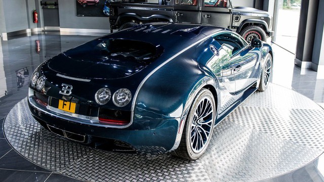 
Bugatti Veyron Super Sport là mẫu siêu xe thương mại có tốc độ nhanh nhất thế giới khoảng 431 km/h và cũng thuộc diện có chi phí khám bệnh bậc nhất trên thế giới, trong đó, một bộ lốp Michelin dành cho Super Sport có giá 42.000 USD nếu thay một lần 4 cái chủ nhân phải mất số tiền 168.000 USD tương đương một chiếc Lamborghini Huracan LP580-2 đập hộp.
