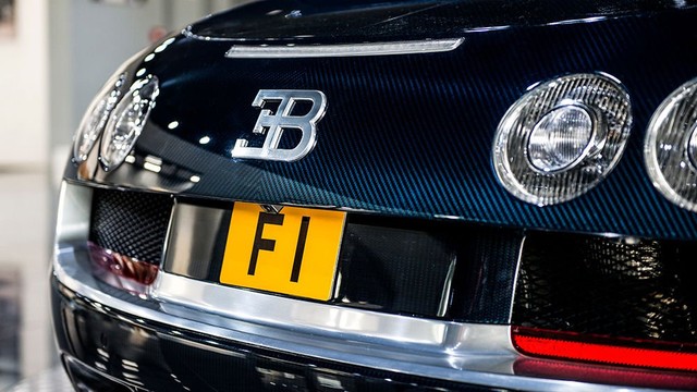 
Siêu xe Bugatti Veyron Super Sport này xuất hiện lần đầu tại Thụy Sĩ và đến nay đã lăn bánh được 16.000 km.
