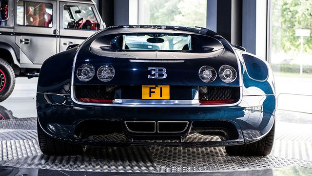 
Để có thể cầm chìa khóa và xuống phố cùng chiếc Bugatti Veyron Super Sport này các đại gia cần phải rút hầu bao 2,3 triệu Euro tương đương 57 tỷ Đồng.
