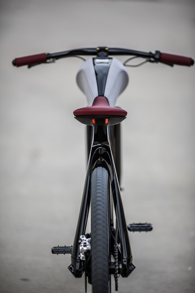 
Xe đạp điện Bicicletto khi nhìn từ phía sau.

