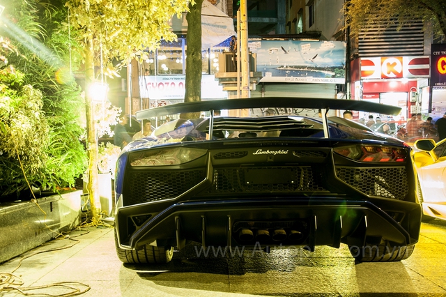 
Lamborghini Aventador LP750-4 SV của Minh Nhựa là chiếc đầu tiên xuất hiện tại Việt Nam. Siêu bò này về Việt Nam qua đường nhập khẩu không chính hãng.
