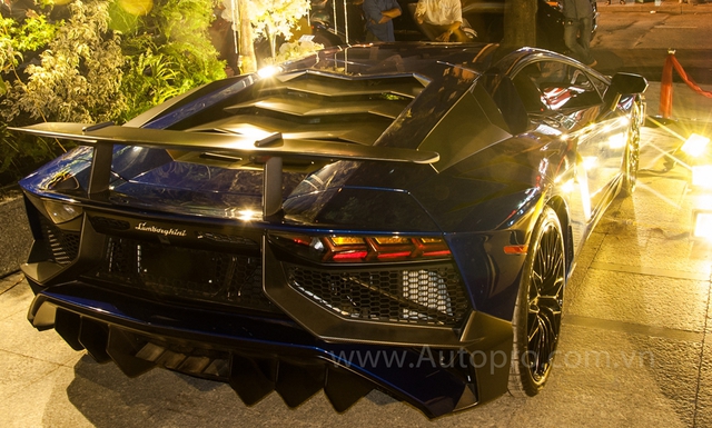 
Đây cũng là chiếc Lamborghini nổi bật nhất tại thị trường Việt Nam cho đến nay, ước tính giá trị sau thuế của siêu xe Aventador LP750-4 SV vào khoảng 1,6 triệu USD tương đương 36 tỷ Đồng.
