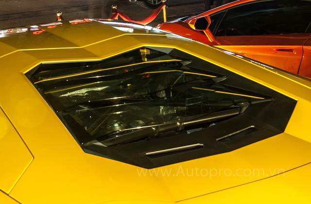 
Lamborghini Aventador LP700-4 sử dụng động cơ V12, dung tích 6,5 lít, sản sinh công suất tối đa 700 mã lực và mô-men xoắn cực đại 690 Nm. Sức mạnh được truyền tới cả bốn bánh thông qua hộp số tự động 7 cấp ISR. Nhờ đó, xe có thể tăng tốc từ 0-100 km/h trong 2,9 giây trước khi đạt vận tốc tối đa 349 km/h.
