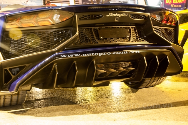 
Lamborghini Aventador SV sử dụng động cơ V12, dung tích 6,5 lít tương tự như phiên bản tiêu chuẩn nhưng được tinh chỉnh lại và mang đến công suất tối đa 750 mã lực, cao hơn 50 mã lực trong khi mô-men xoắn cực đại 690 Nm vẫn giữ nguyên. Ngoài ra, Lamborghini Aventador SV còn nhẹ hơn 50 kg so với phiên bản tiêu chuẩn. Nhờ đó, siêu xe này có thể tăng tốc từ 0-100 km/h chỉ trong vòng 2,8 giây trước khi đạt tốc độ tối đa 350 km/h.
