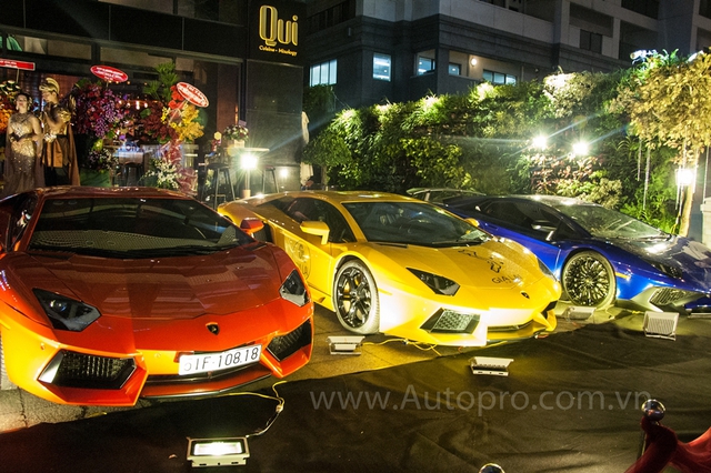 
Bộ 3 Lamborghini Aventador với các màu sắc nổi bật như cam, vàng và xanh dương nhanh chóng thu hút nhiều sự chú ý của khách đến tham dự buổi tiệc cũng như nhiều người dân sống gần đó.
