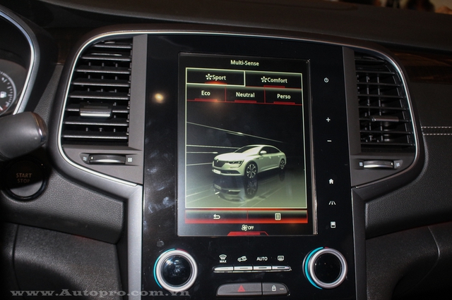 
Ở bản trang bị tiêu chuẩn, Renault Talisma 2016 sẽ đi kèm màn hình trung tâm có kích thước 4,2 inch. Đối với những bản trang bị cao cấp hơn sẽ có màn hình cảm ứng 8,7 inch đi kèm hệ thống thông tin giải trí R-Link 2, kết hợp với dàn âm thanh vòm của Bose, 13 loa.
