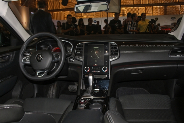 
Bước vào bên trong khoang lái, Renault Talisma 2016 gây ấn tượng với nội thất thiết kế hiện đại, trong đó màn hình cảm ứng trung tâm như chiếc máy tính bảng, cùng các trang bị tiện nghi như ghế lái chỉnh điện 10 hướng, sưởi ấm lưng, mát-xa và nhớ 6 vị trí.
