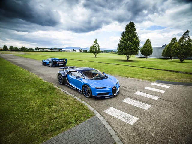 
Cụ thể, Hoàng tử Ả-Rập Badr bin Saud đã đặt mua một cặp đôi siêu phẩm của Bugatti. Đây được cho là thương vụ mua bán khá hiếm gặp của hãng siêu xe danh tiếng, trong đó, ngoài chiếc Chiron, Hoàng tử Ả-Rập còn muốn làm chủ nhân của chiếc xe Vision Gran Turismo độc nhất vô nhị trên thế giới.
