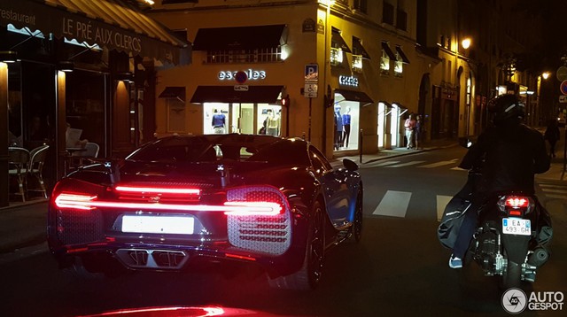 
Ra mắt lần đầu tiên tại triển lãm Geneva diễn ra vào tháng 3/2016 vừa qua, Bugatti Chiron sẽ chỉ có 500 chiếc ra đời trên toàn thế giới và đi kèm giá bán lên đến 2,4 triệu Euro, tương đương 2,61 triệu USD. Cũng trong triển lãm Geneva 2016, đã có 166 vị khách may mắn đầu tiên làm chủ nhân của siêu phẩm này.
