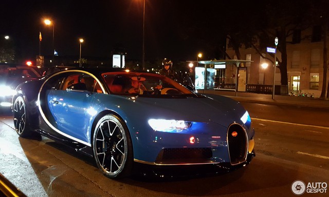 
Điều đáng nói, Hoàng tử Ả-Rập Badr bin Saud đã đặt điều kiện với hãng siêu xe Bugatti muốn được mua chiếc Chiron từng được trưng bày tại triển lãm Geneva 2016. Hiện chưa rõ mức giá cho chiếc siêu xe Bugatti Chiron của Badr bin Saud, tuy nhiên, nhiều người tin rằng với những đòi hỏi khắt khe trên, Hoàng tử Ả-Rập phải chi hơn số tiền 2,6 triệu USD mói có được sự phục vụ của chiếc Chiron đầu tiên xuất xưởng trên thế giới.
