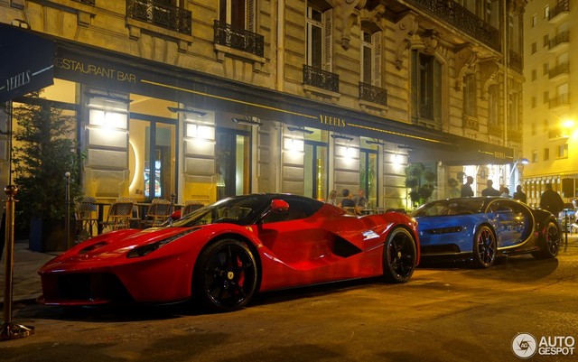 Giới săn xe tại Cannes, Pháp vừa khá may mắn khi bắt gặp cặp đôi siêu xe Bugatti Chiron và Ferrari LaFerrari xuất hiện cùng nhau trên phố. Trong đó chủ nhân của chiếc Chiron là Hoàng tử Ả-Rập Badr bin Saud đang gây nhiều sóng gió trong giới chơi xe thế giới.