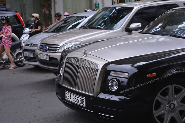 Chiếc Rolls-Royce Phantom Coupe độc nhất vô nhị tại Việt Nam có ngoại thất đen bóng với điểm nhấn là lưới tản nhiệt và nắp capô sơn màu bạc.