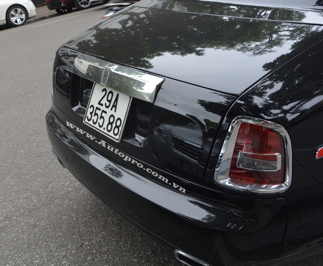 Vẻ thể thao của chiếc Rolls-Royce Phantom Coupe được thể hiện qua cặp ống xả hình bình hành. Trong khi đó, các chi thiết kế ngoại thất vẫn giữ nguyên vẻ cổ điển và sang trọng của dòng xe siêu sang quý tộc Anh quốc.