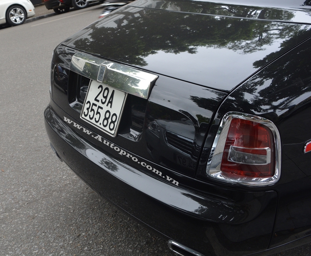 
Vẻ thể thao của chiếc Rolls-Royce Phantom Coupe được thể hiện qua cặp ống xả hình bình hành. Trong khi đó, các chi thiết kế ngoại thất vẫn giữ nguyên vẻ cổ điển và sang trọng của dòng xe siêu sang quý tộc Anh quốc.
