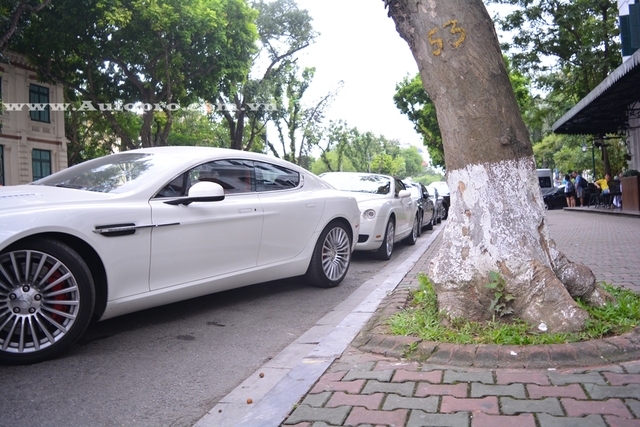 Hông xe vẫn là những đường cong gợi cảm như trước. Trong khi đó, đuôi xe được thiết kế lại ấn tượng hơn.